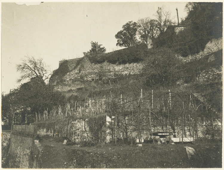 Site de l’ancien théâtre avant les fouilles