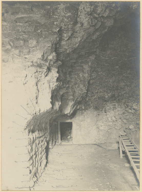 Grotte au sein du théâtre