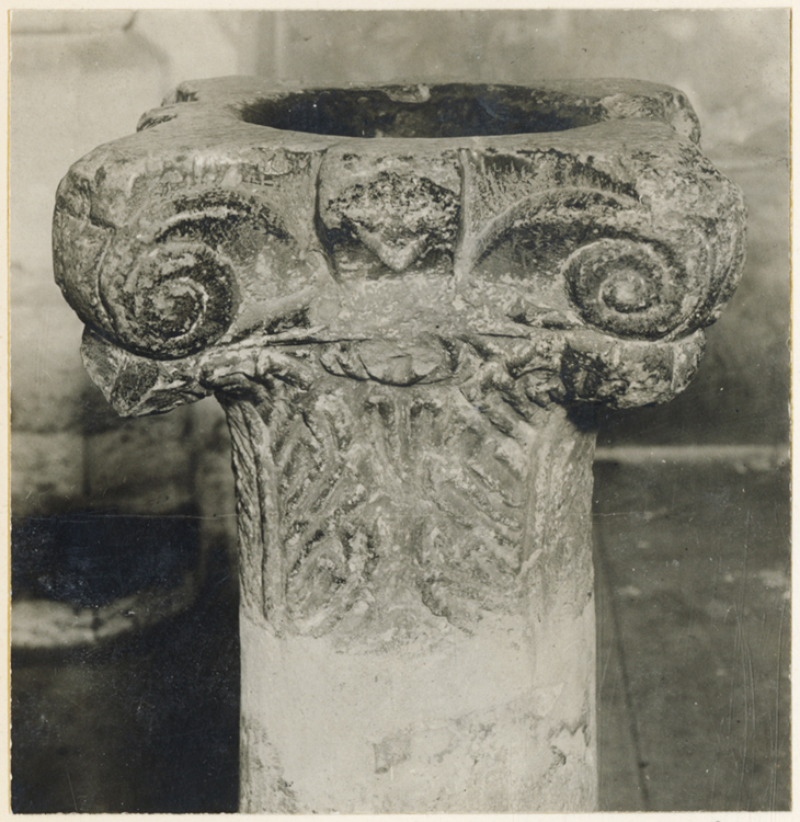 Chapiteau servant de bénitier
