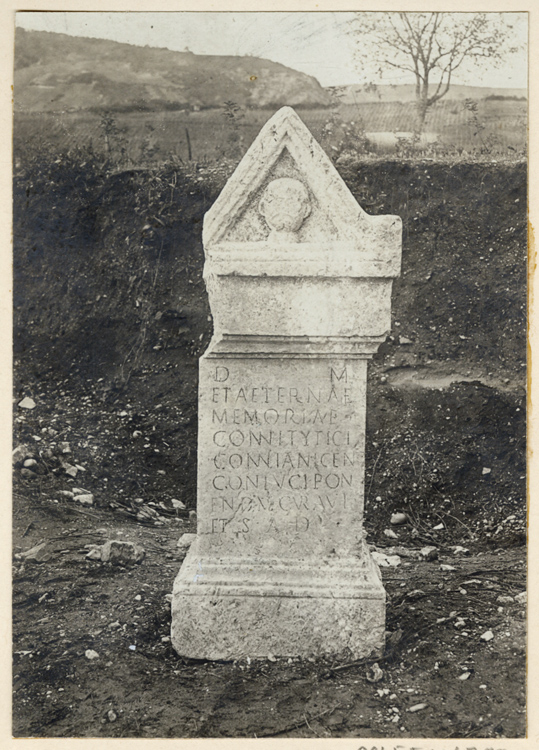 Cippe orné d’un bas-relief et d’une inscription en latin - © Ministère de la Culture (France), Médiathèque du patrimoine et de la photographie, diffusion GrandPalaisRmn Photo
