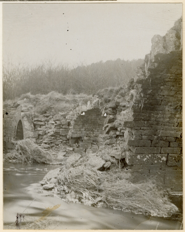 Vue rapprochée du pont ancien partiellement effondré