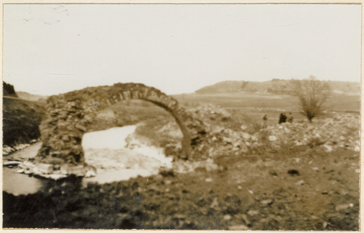 Vue d’une arche du pont partiellement effondré