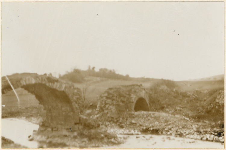 Vue du pont ancien partiellement effondré