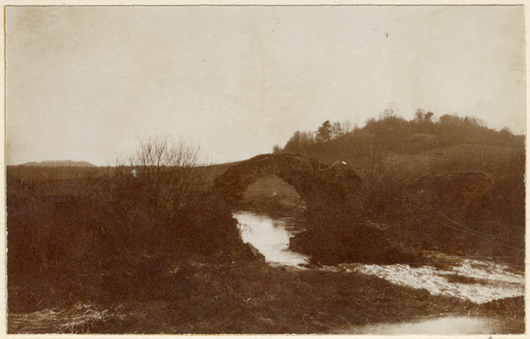 Vue du pont ancien partiellement effondré