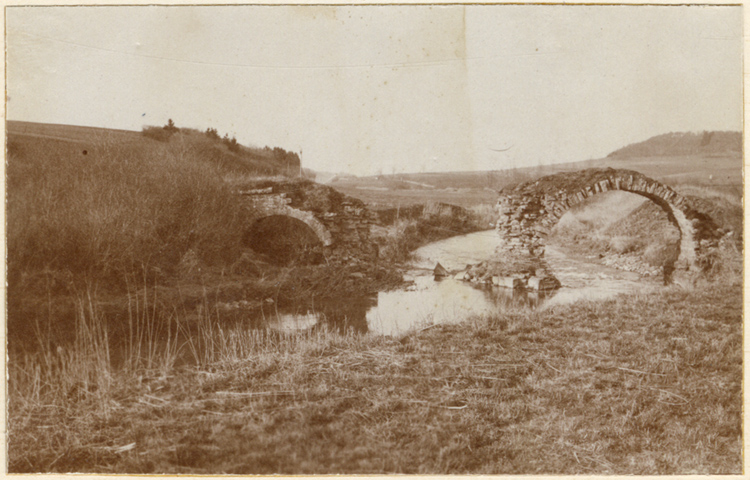 Vue du pont ancien partiellement effondré