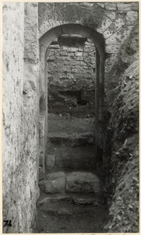 Porte donnant par un escalier dans une salle basse