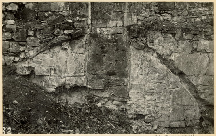 Apparition de la niche sud de la paroi est de la tour du château