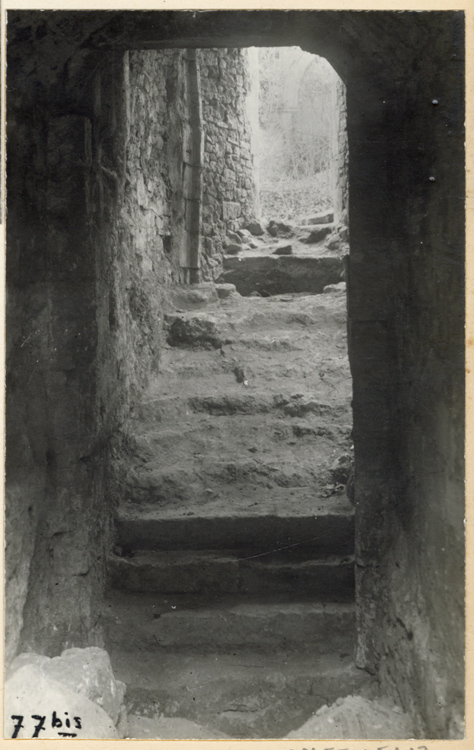 Passage à escalier pratiqué dans le mur ouest