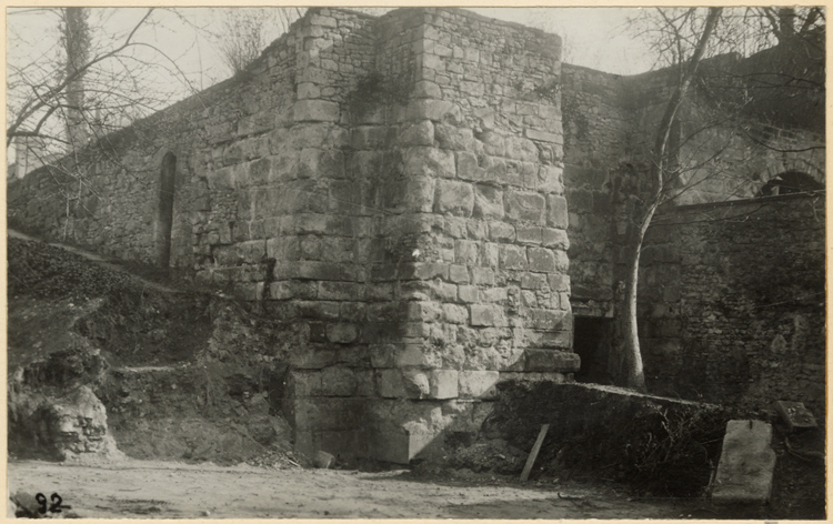 Angle sud-ouest de la tour après dégagement de la base (début 1946)