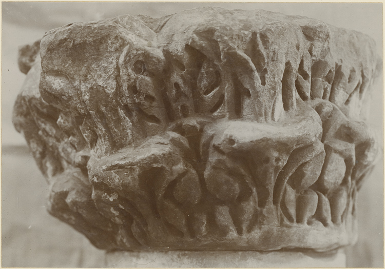 Chapiteau en marbre servant de bénitier - © Ministère de la Culture (France), Médiathèque du patrimoine et de la photographie, diffusion GrandPalaisRmn Photo