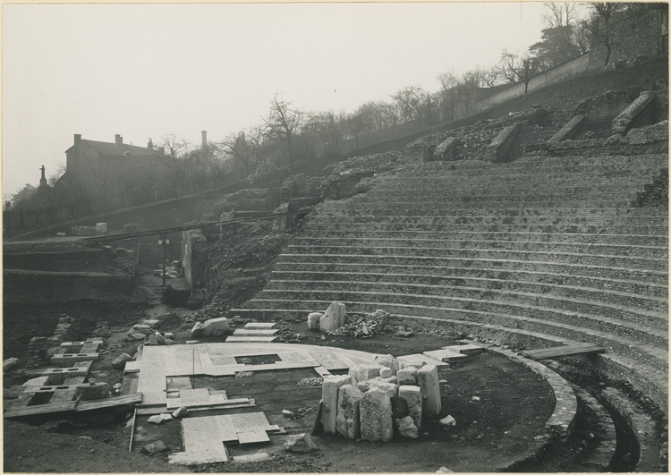 La cavea et les gradins du théâtre