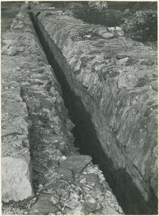 Égout sous le portique de la façade