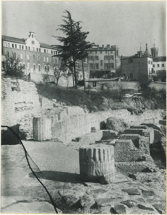 Partie supérieure des gradins du théâtre (vue de la ruelle du temple)