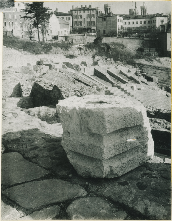 Partie supérieure des gradins vue de l’ouest (ruelle du Temple)