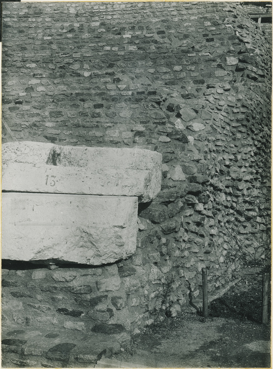 Départ des gradins à l’angle du couloir nord du théâtre