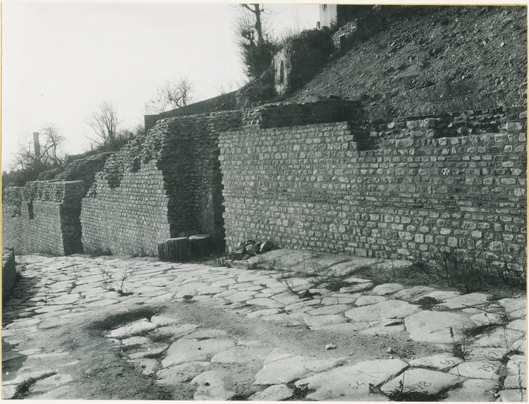 Mur de soutènement est du temple