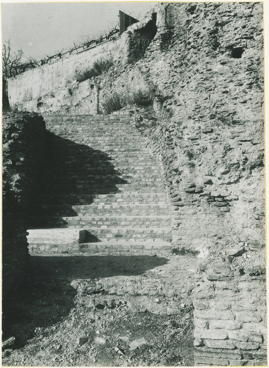 L’escalier nord et son palier en haut des gradins de l’odéon