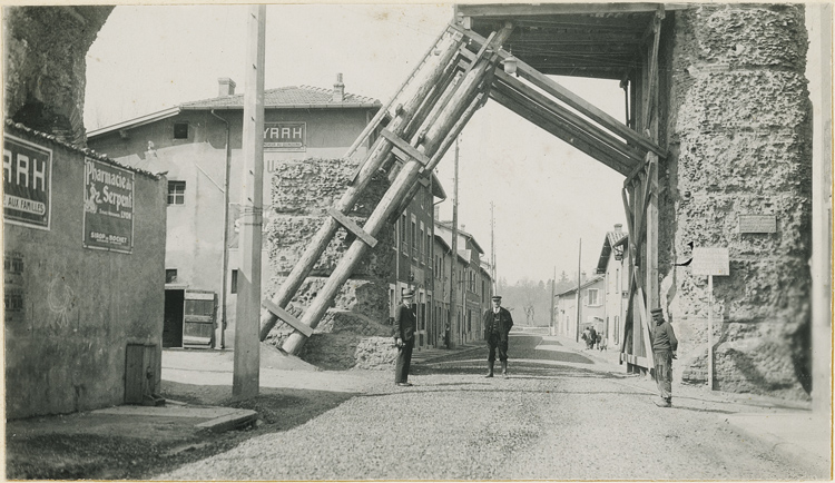 Partie de l’aqueduc qui coupe la route, vue lors des travaux de protection