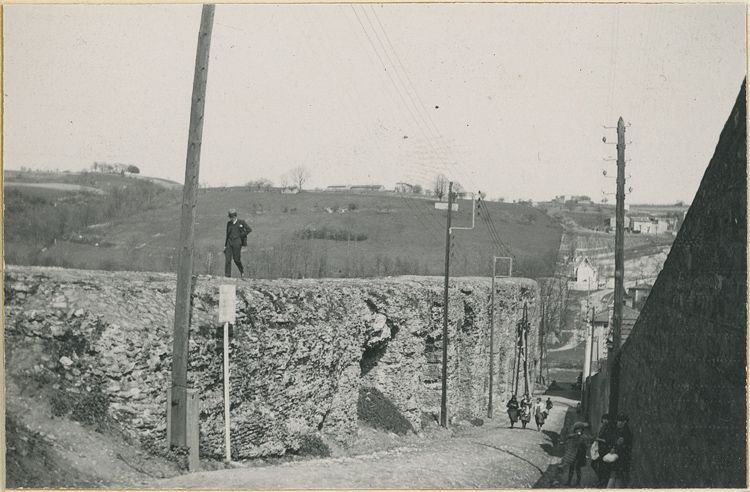 Partie de l’aqueduc qui coupe la route, vue lors des travaux de protection