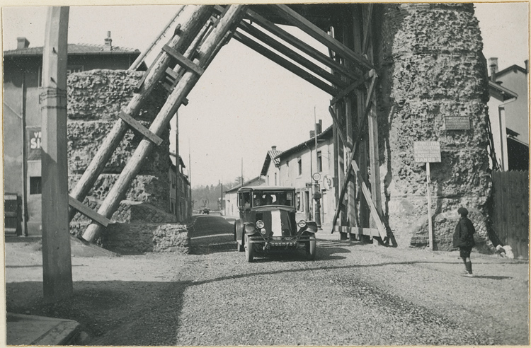 Partie de l’aqueduc qui coupe la route, vue lors des travaux de protection