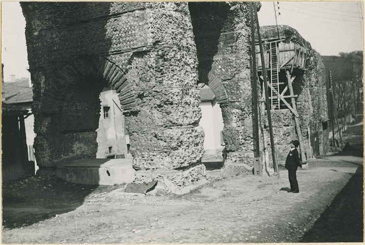 Partie de l’aqueduc qui coupe la route, vue lors des travaux de protection