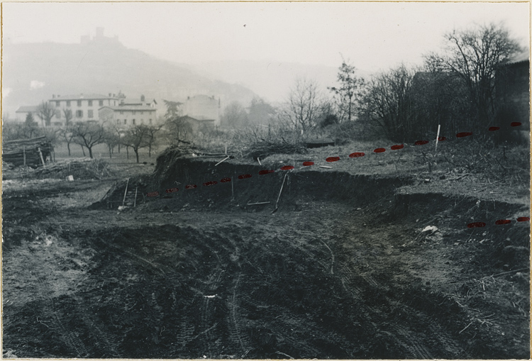 Vue des fouilles avec, en c, un fragment de mur romain