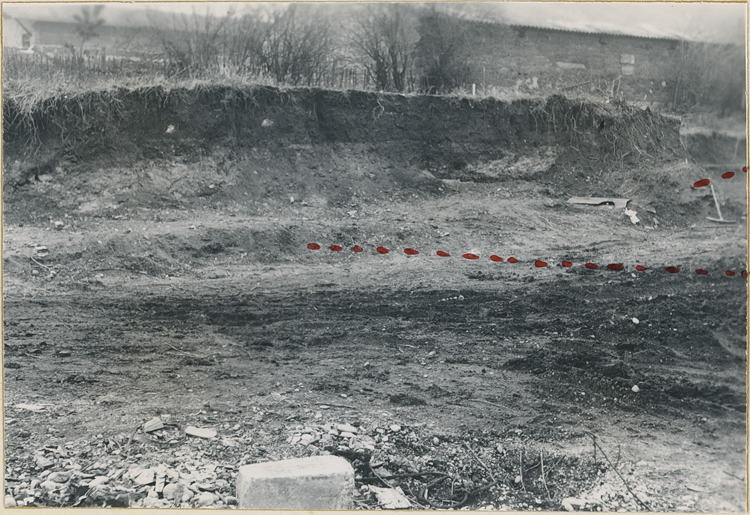 Fragment de mur en a, voûtes correspondant avec les thermes en b