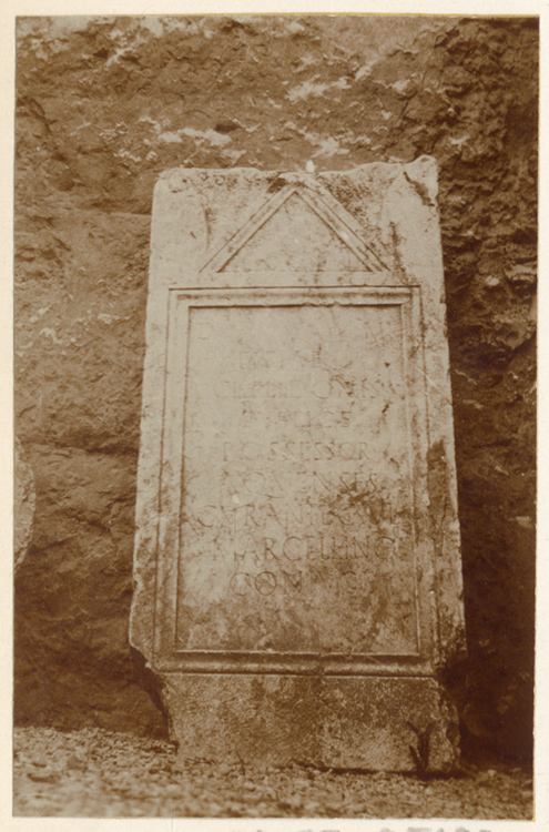 Stèle inscrite - © Ministère de la Culture (France), Médiathèque du patrimoine et de la photographie, diffusion GrandPalaisRmn Photo