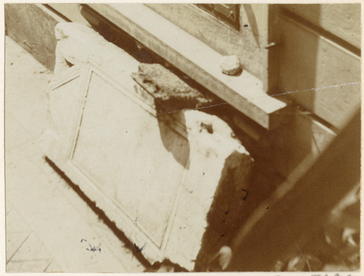 Stèle inscrite couchée - © Ministère de la Culture (France), Médiathèque du patrimoine et de la photographie, diffusion GrandPalaisRmn Photo