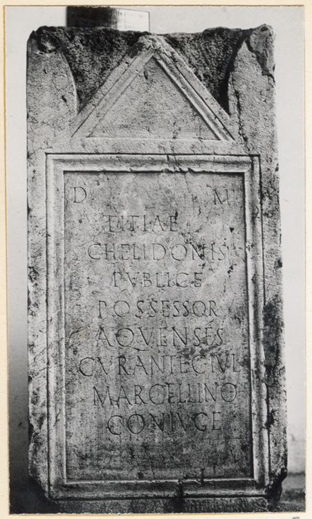 Stèle inscrite à la mémoire de Titia Chelido - © Ministère de la Culture (France), Médiathèque du patrimoine et de la photographie, diffusion GrandPalaisRmn Photo