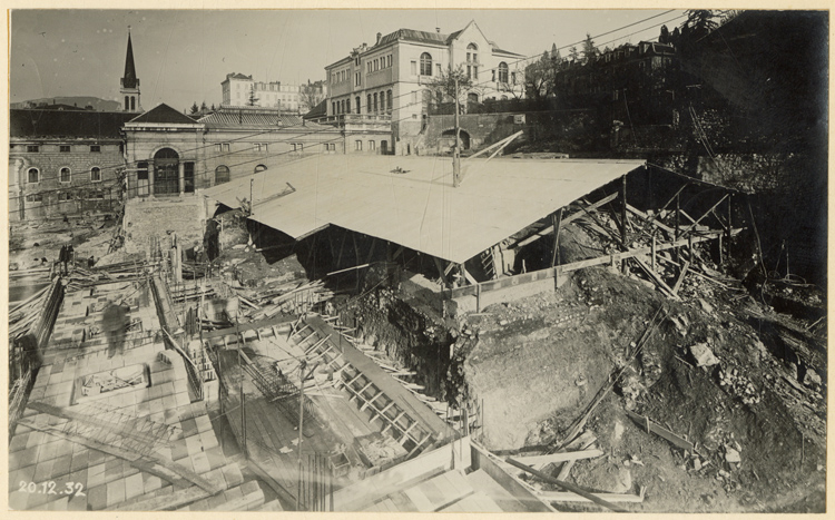 Les ruines des thermes avec un couverture provisoire en novembre 1932