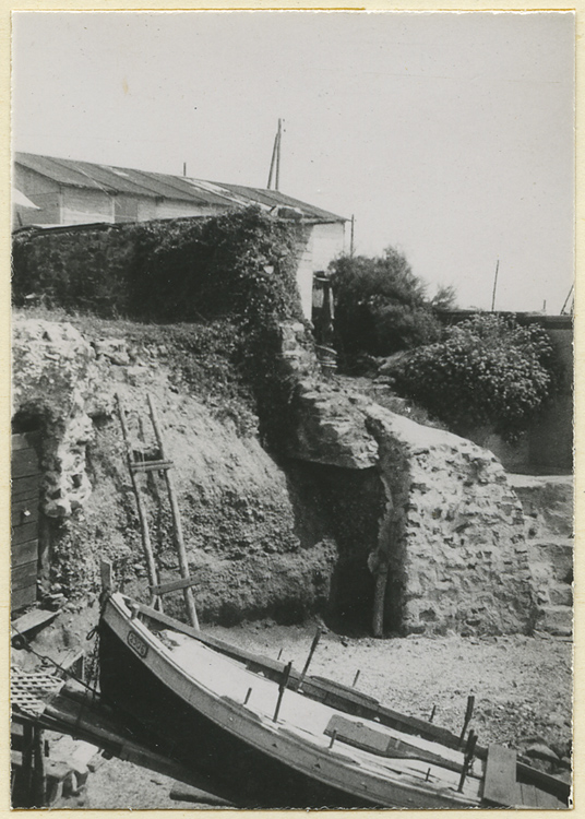 Baraquements sur les ruines de la parcelle 553, section K, en 1944