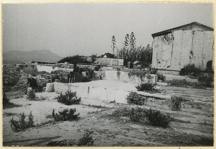 Baraquements sur les ruines de la parcelle 553, section K, en 1944