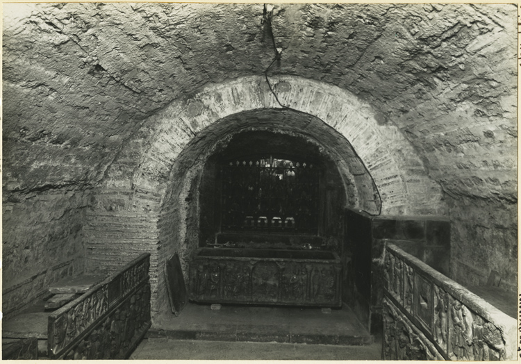 Vue générale de la crypte : sarcophages des saints Innocents, de sainte Madeleine et de saint Sidoine