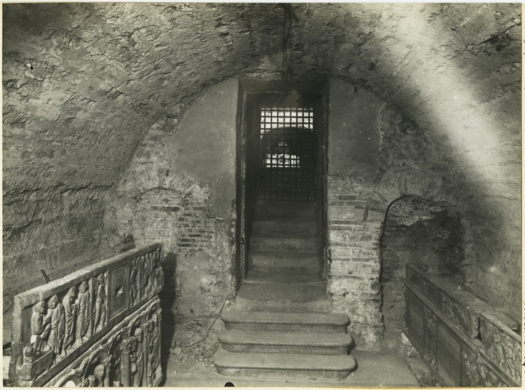 Vue générale de la crypte : sarcophages de saint Sidoine et de saint Maximin