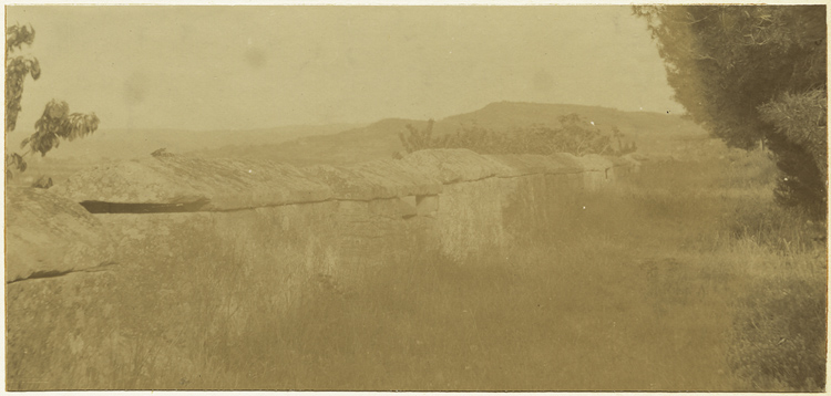 Vue générale de quelques-uns des soixante-six sarcophages déposés sur la crête d’un mur de clôture-soutènement du cimetière