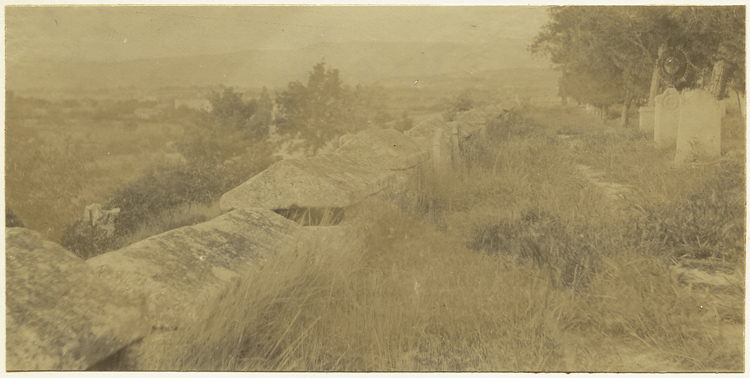 Vue générale de quelques-uns des soixante-six sarcophages déposés sur la crête d’un mur de clôture-soutènement du cimetière