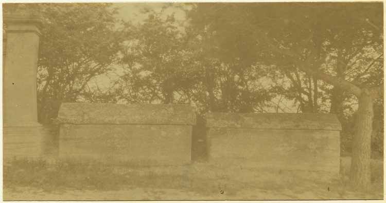 Vue générale de quelques-uns des soixante-six sarcophages déposés sur la crête d’un mur de clôture-soutènement du cimetière