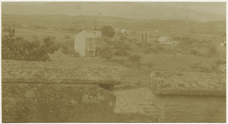 Vue générale de quelques-uns des soixante-six sarcophages déposés sur la crête d’un mur de clôture-soutènement du cimetière