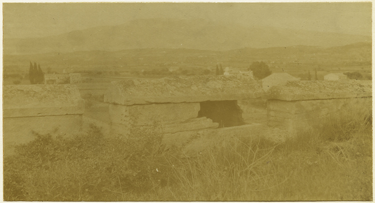 Vue générale de quelques-uns des soixante-six sarcophages déposés sur la crête d’un mur de clôture-soutènement du cimetière