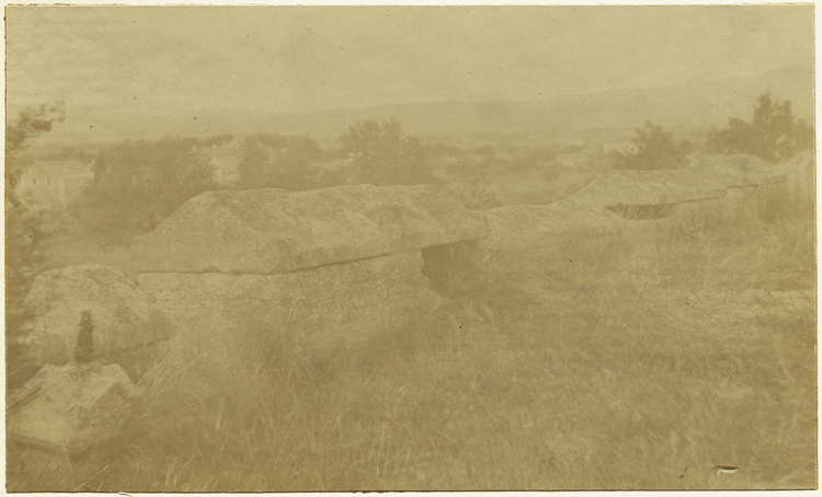 Vue générale de quelques-uns des soixante-six sarcophages déposés sur la crête d’un mur de clôture-soutènement du cimetière