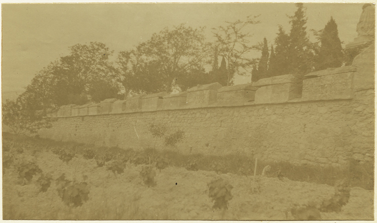 Vue générale de quelques-uns des soixante-six sarcophages déposés sur la crête d’un mur de clôture-soutènement du cimetière