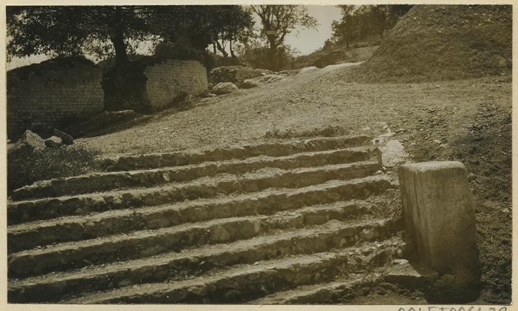 Escalier devant le théâtre à l’ouest, et édicule quadrilobé voisin