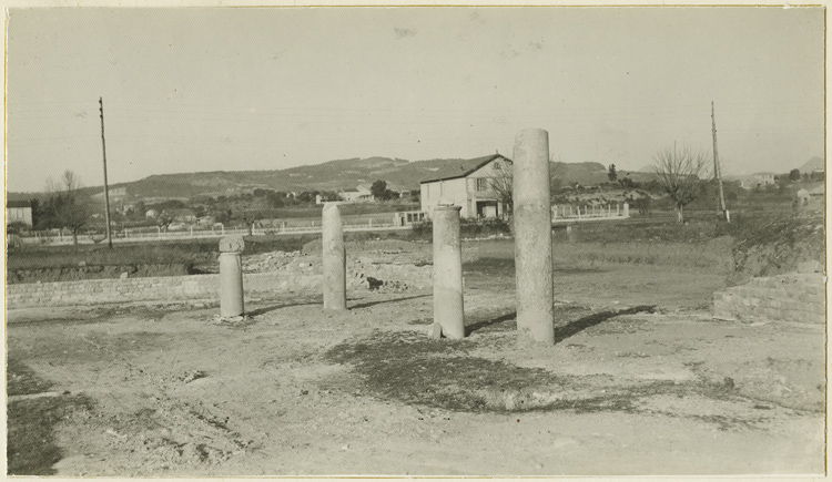 Quatre colonnes replacées sur le site