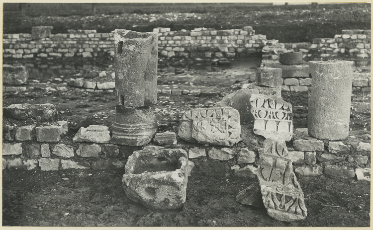 Vestiges de colonnes et de frises sculptées