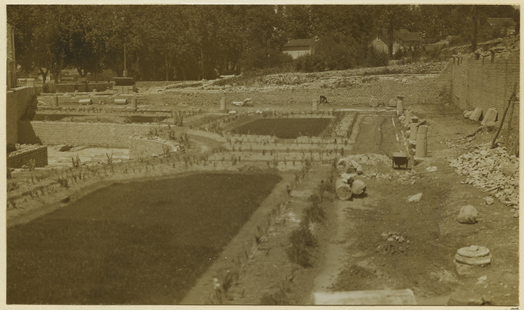 Aménagement du jardin et du bassin (portique de Pompée)