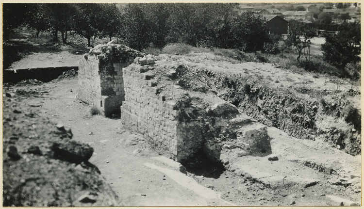 Dégagement de l’enceinte de la cavea du théâtre (porte axiale)