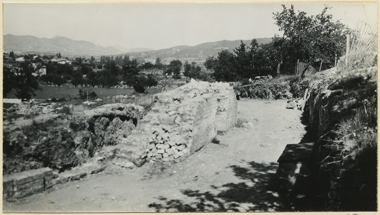 Dégagement de l’enceinte de la cavea du théâtre (porte axiale)