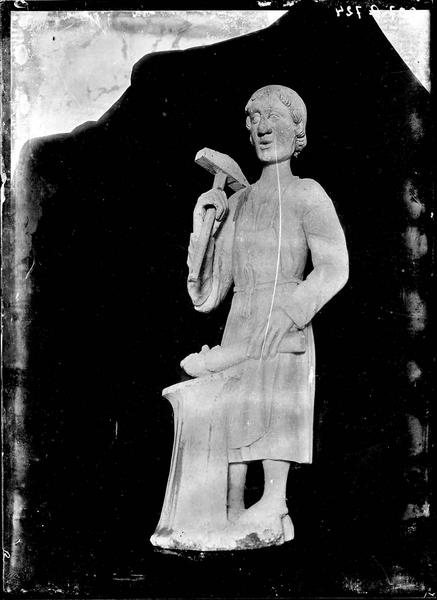 Statue en bois polychrome de saint Eloi en forgeron, provenant de l'église Saint-Etienne de Grange-le-Bocage (fusionné aujourd'hui dans le village de Perceneige, Yonne). - © Ministère de la Culture (France), Médiathèque du patrimoine et de la photographie, diffusion RMN-GP