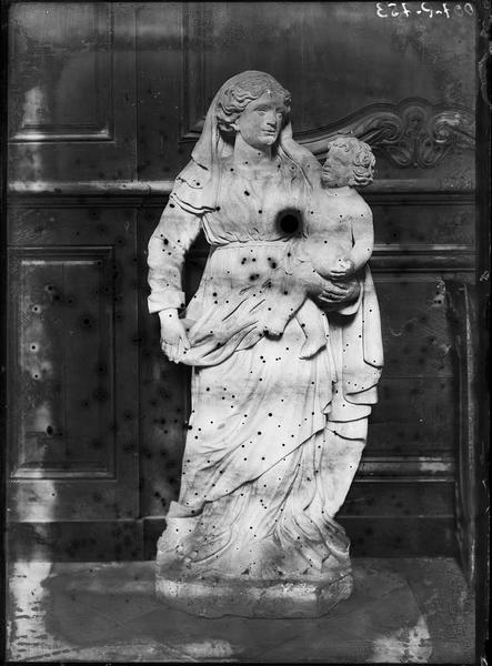 Statue en pierre : Vierge à l'Enfant provenant de l'église Saint-Gengoult d'Annéot (Yonne), probablement datée du 18e siècle. Le Christ touche les cheveux de sa mère de la main droite et tient l'orbe de la main gauche.